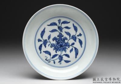 图片[2]-Dish with Indian lotus scrolls in underglaze blue, Ming dynasty (1368-1644)-China Archive